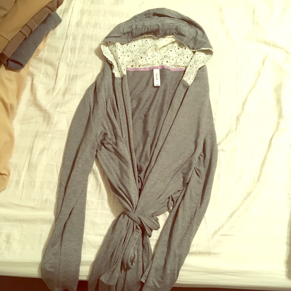 Grey jersey robe with lace in hood